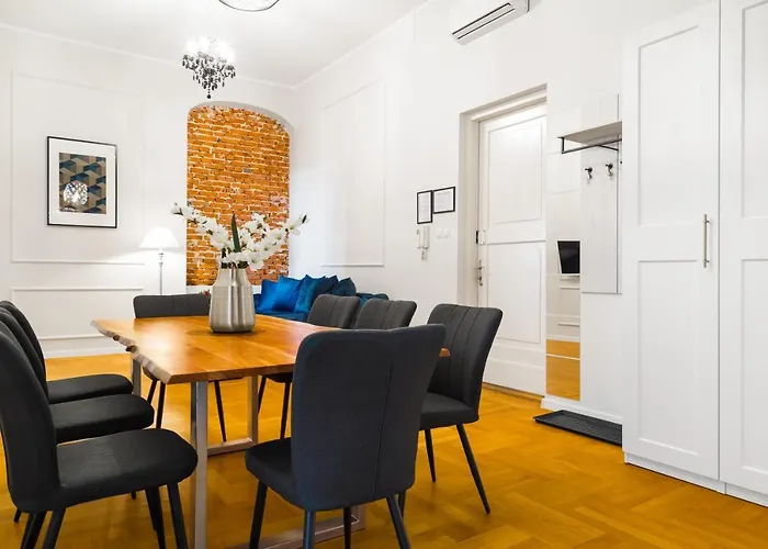 Glamorous In Heart Of Old Town